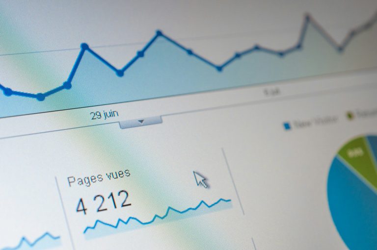 Comparaison entre Shopify et WordPress pour créer une boutique en ligne, montrant une interface eCommerce sur un ordinateur portable.